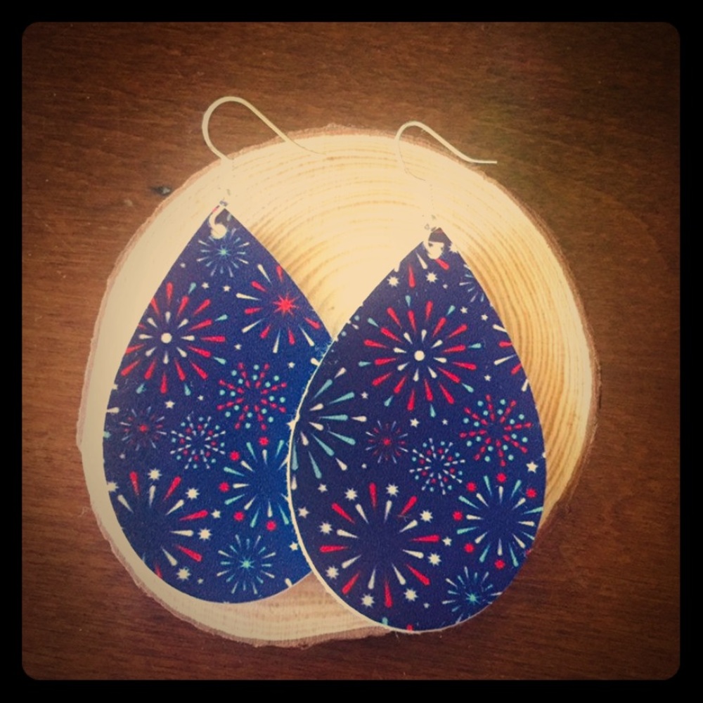 Beautiful teardrop faux leather earrings.